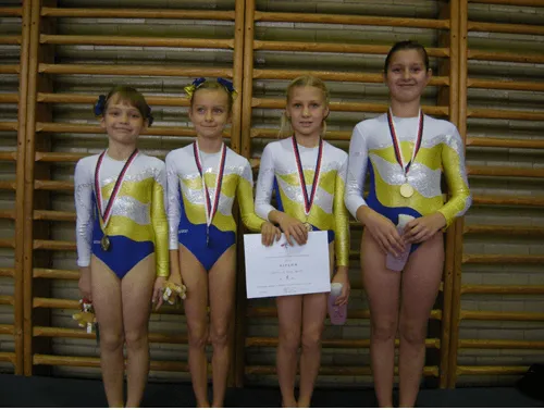 Oblastní přebor v Hradci Králové. Chrudimské gymnastky ověnčeny medailemi.