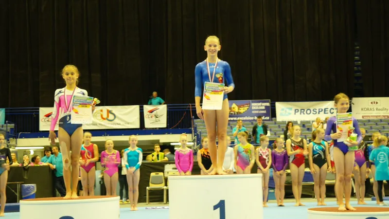 Chrudimská sportovní gymnastka Sára Kulhavá má titul mistrně republiky a Karolína Horníková získala stříbro z MČR!